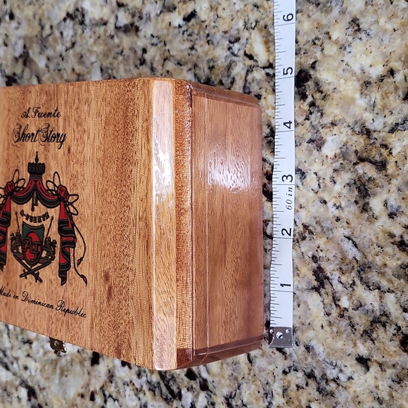 Arturo Fuente Short Story Wood Cigar Box - Picture 10 of 12